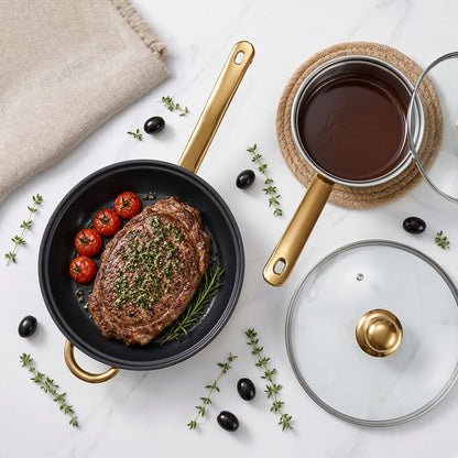 Steak dans la poêle antiadhésive à manche doré et casserole inox