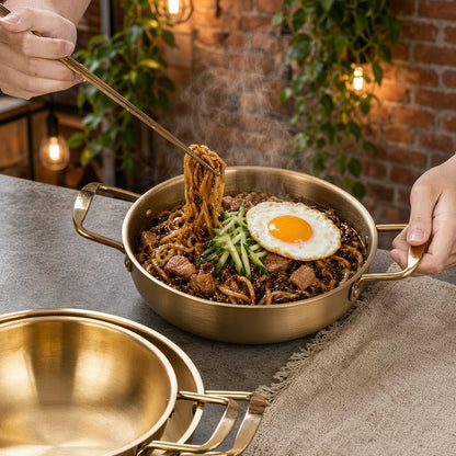 Nouilles sautées et œuf dans la casserole ramen dorée
