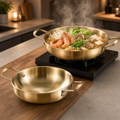 Casserole dry pot dorée sur réchaud, nouilles et fruits de mer