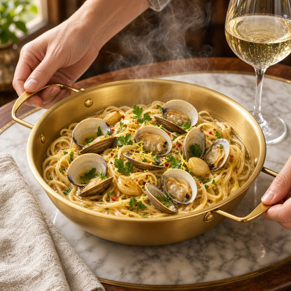 Casserole inox dorée à 2 anses avec pâtes aux palourdes