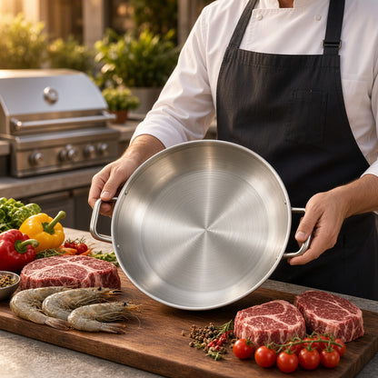 Plaque BBQ inox argentée présentée par un chef, avec viandes et crevettes