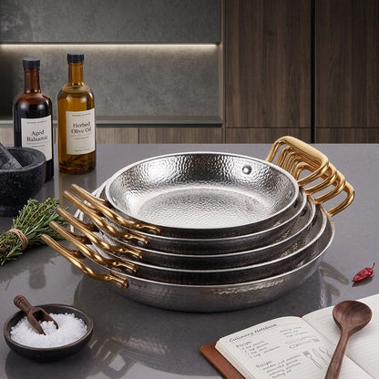 Poêles inox martelées à anses dorées empilées