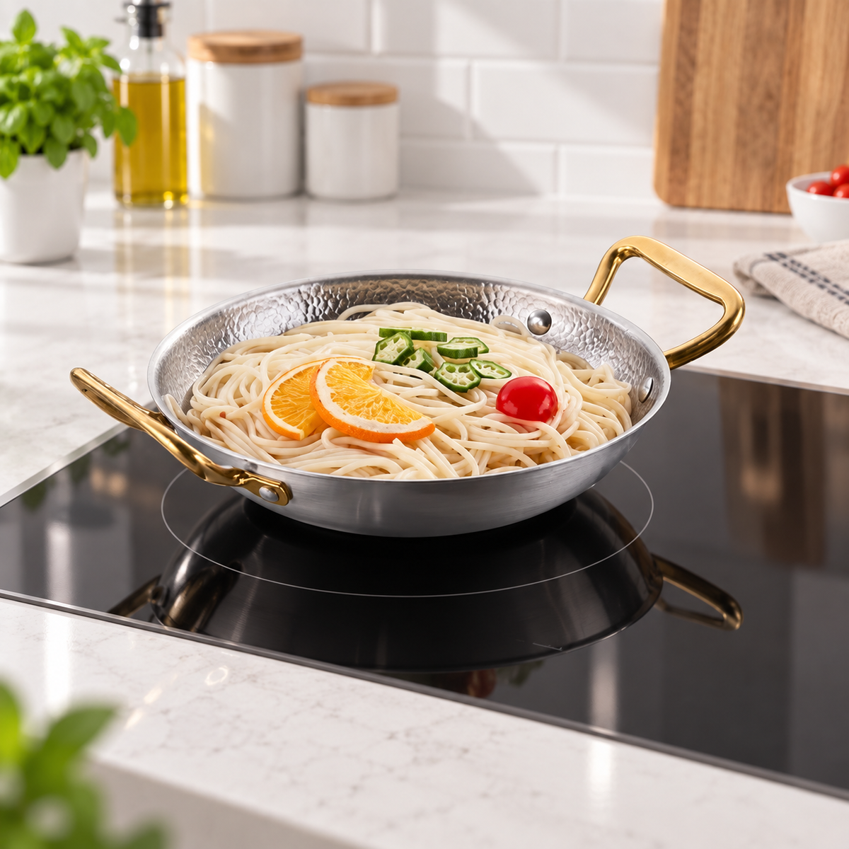 Pâtes dans la poêle inox martelée sur plaque à induction