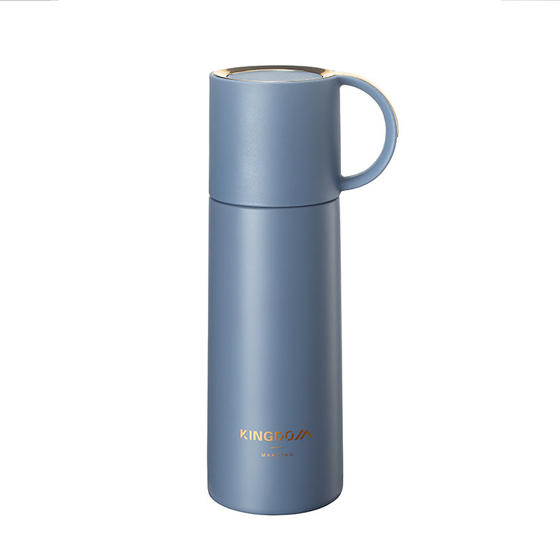 Bouteille isotherme inox bleue, fond blanc