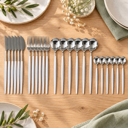 Ménagère argentée 24 pièces sur une table en chêne